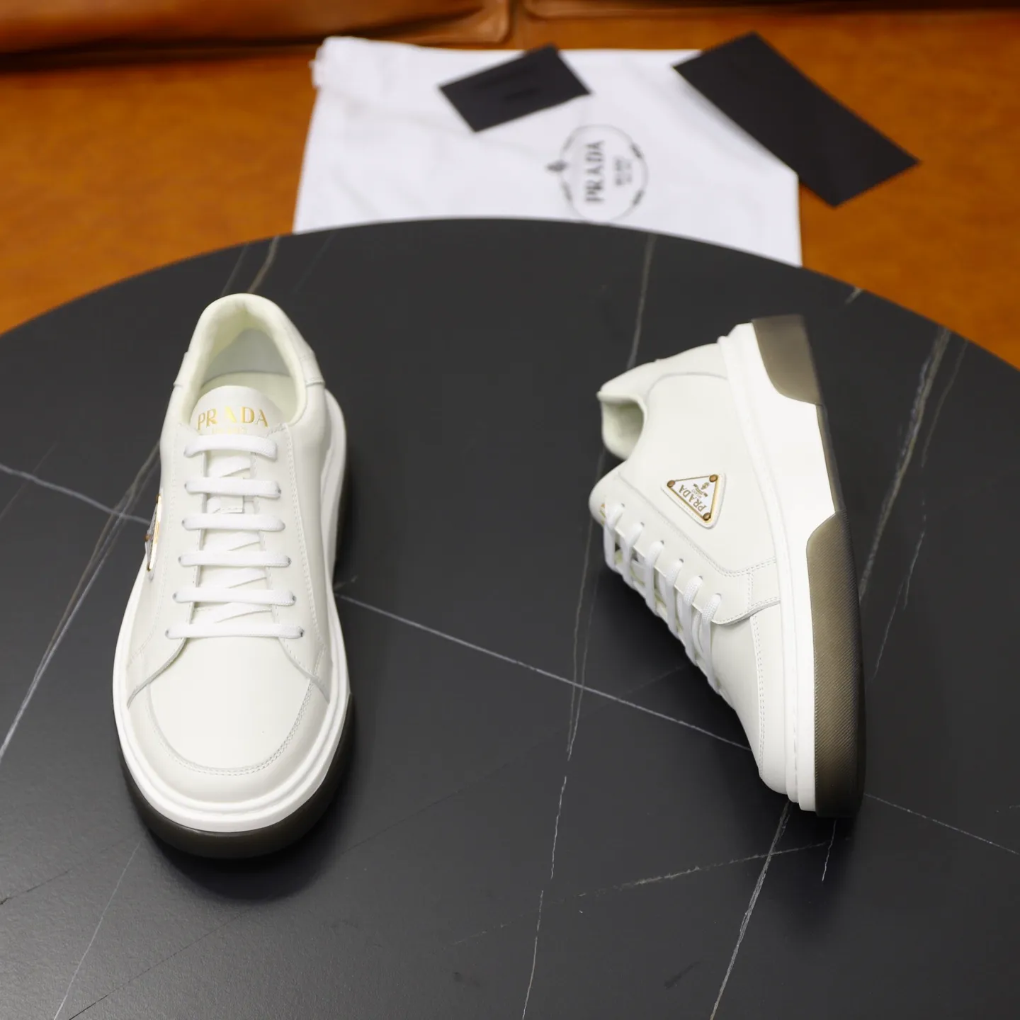 Factory price: 720💰Top original order Brand: PRADA (Prada) Standard code: Men's size 38/44 (45 can be customized) Grade: Same as the official website Material: Original cowhide stitching imported cowhide lining Original combination two-color wear-resistant soft outsole Style category: Leisure and sports version Young fashion European and American trend British style Color: Actual picture color
